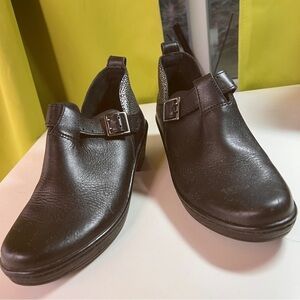 KLOGS-leather shooty with rare & unique silver pebble accents. Size 40